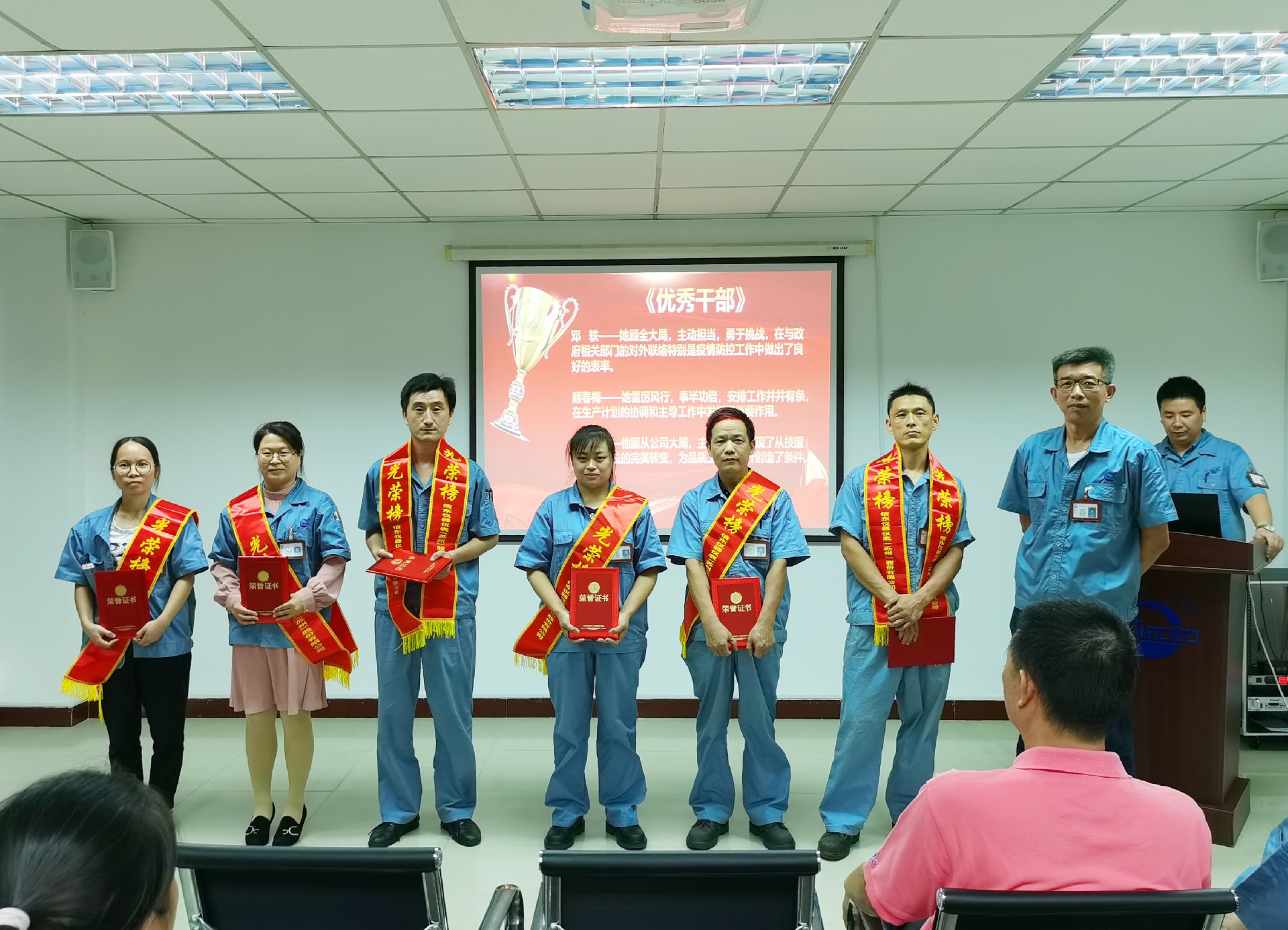 4 副總經(jīng)理高鴻毅與“業(yè)務(wù)標兵”獲獎?wù)吆嫌?jpg